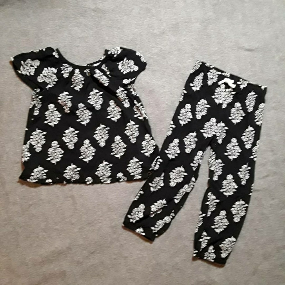 Carter's black set with white flowers 24 months